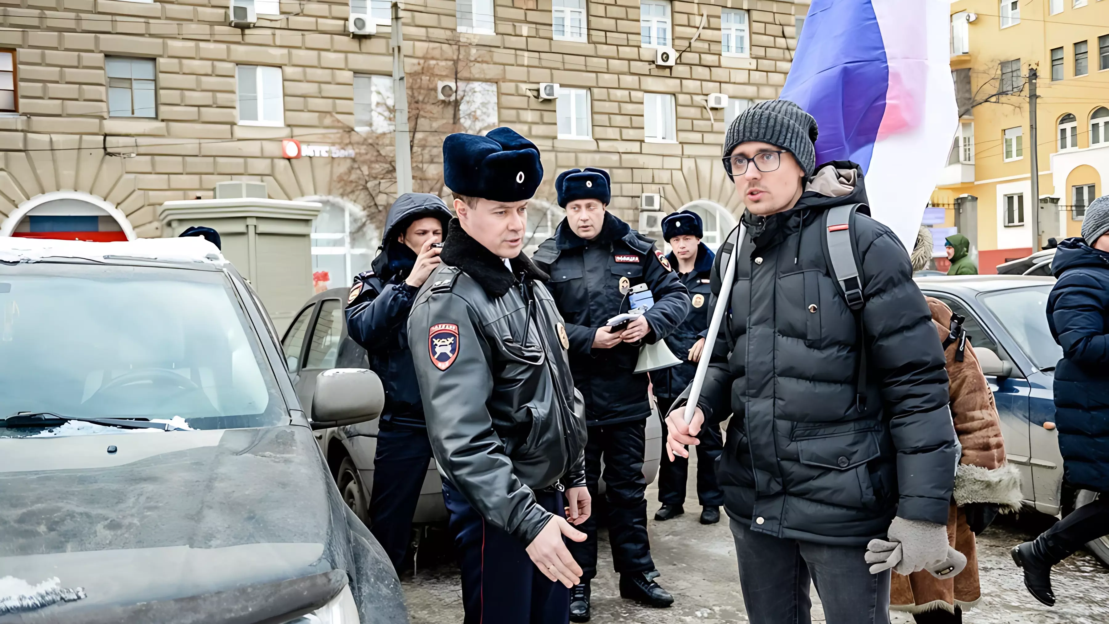 Жители просят власти заменить потрепанные флаги на въезде в Ростов