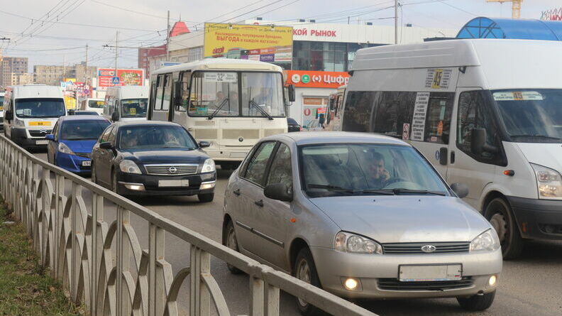 Гигантская пробка образовалась на мосту Стачки в Ростове из-за ДТП