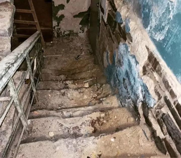Согласно имеющемся в распоряжении RostovGazeta документу, состояние фундамента, стен, лестниц и межэтажных перекрытий дома на Сеченова 12 в Ростове охарактеризовано «неудовлетворительным неработоспособным».
