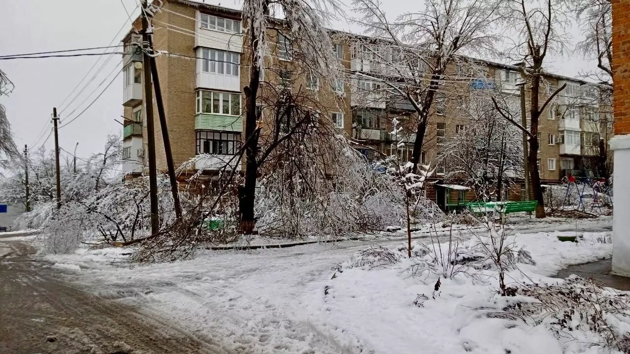 Жители Новошахтинска пожаловались на подтопление домов и отсутствие света
