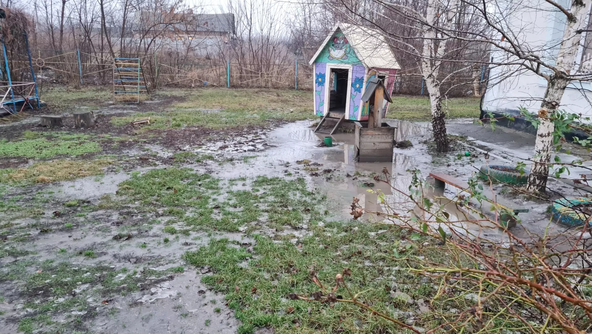 «Дети в сад ползут по грязи»: родители Красного Сулина возмущены качеством дороги