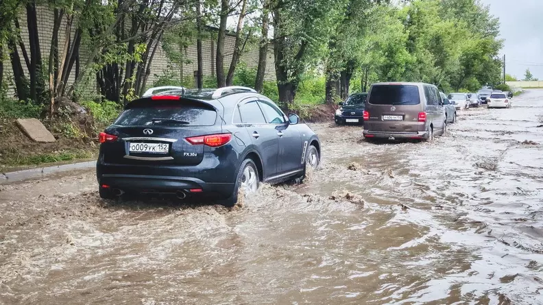 Улицу Оганова затопило в Ростове-на-Дону во время снегопада