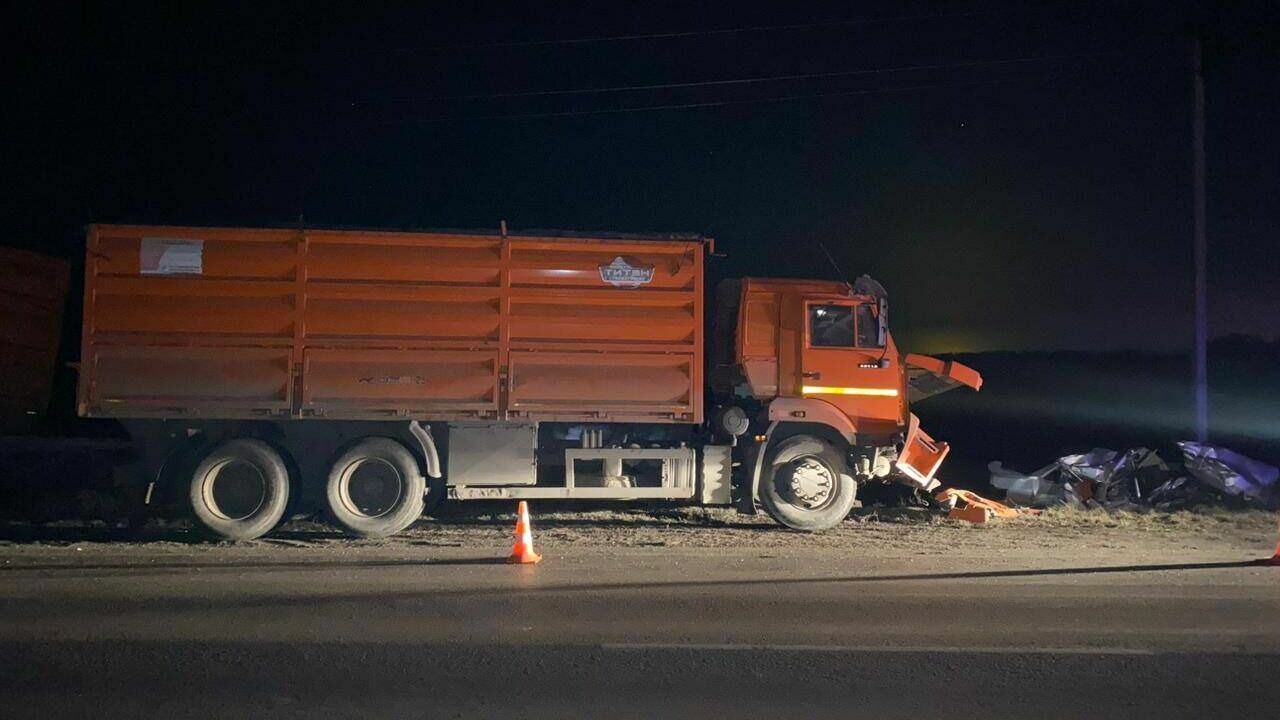 В Ростовской области водитель ВАЗа погиб в лобовом столкновении с грузовиком