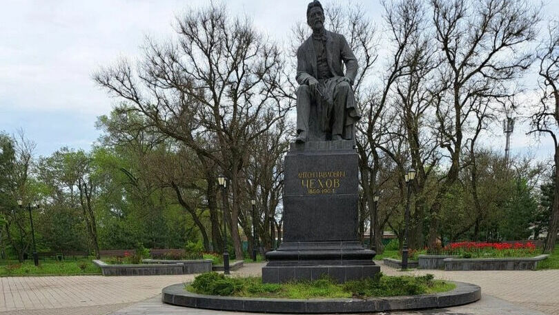 Неизвестный лихач протаранил памятник Чехову в Таганроге в конце апреля