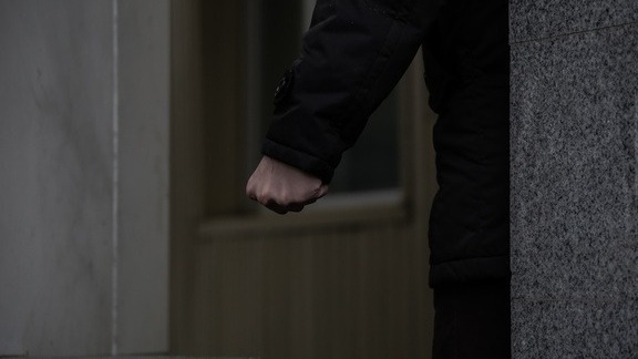 В Ростовской области мужчина гвоздодером забил инвалида, поджег дом и украл деньги