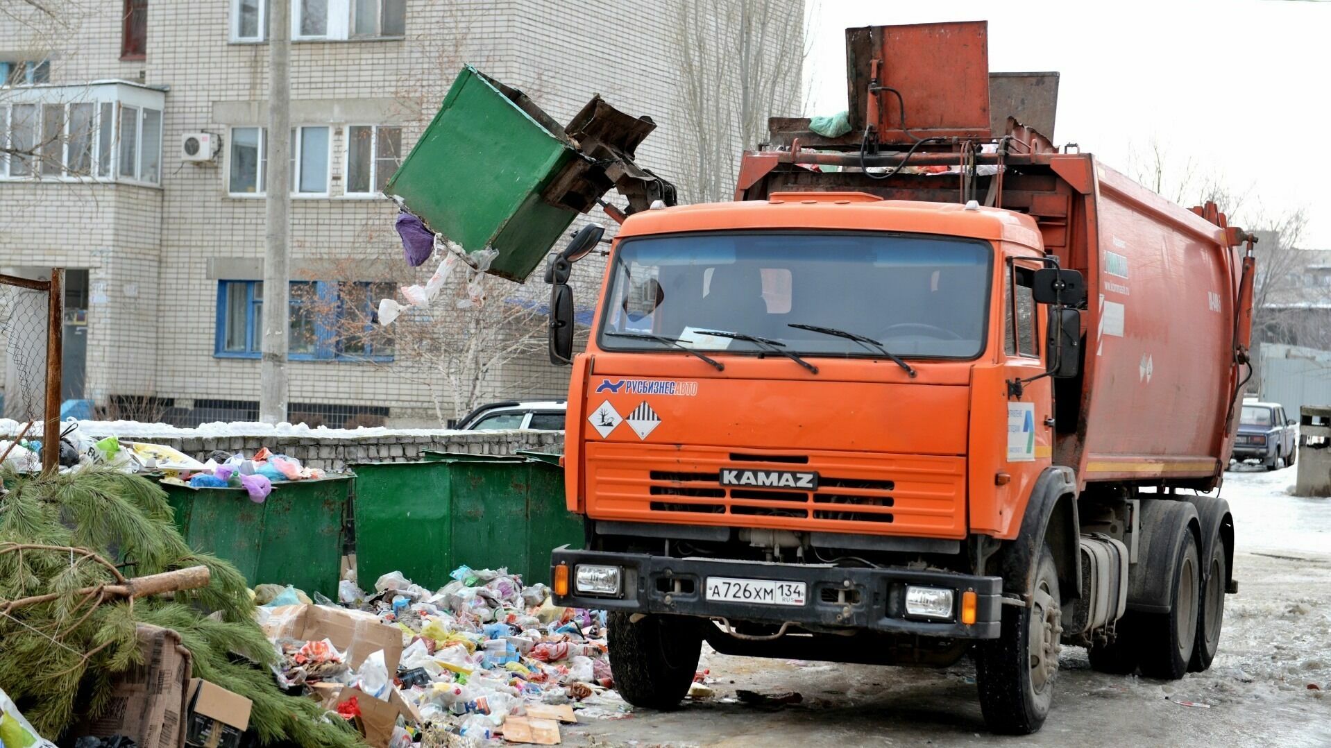 Две сотни мусоровозов Ленобласти будут делиться маршрутами с РЭО