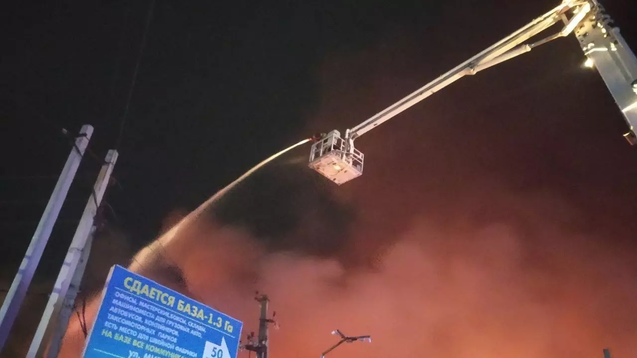 Тушение пожара на рынке "Темерник" в Ростове 