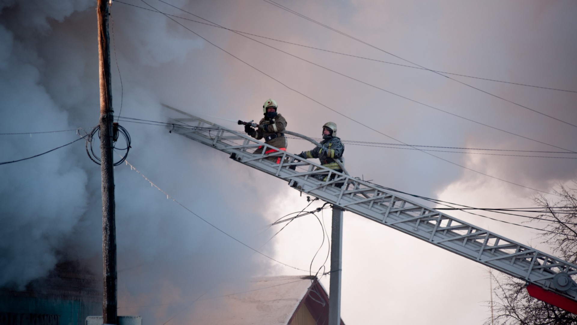 Пожар охватил территорию рядом с Днепровским рынком в Ростове