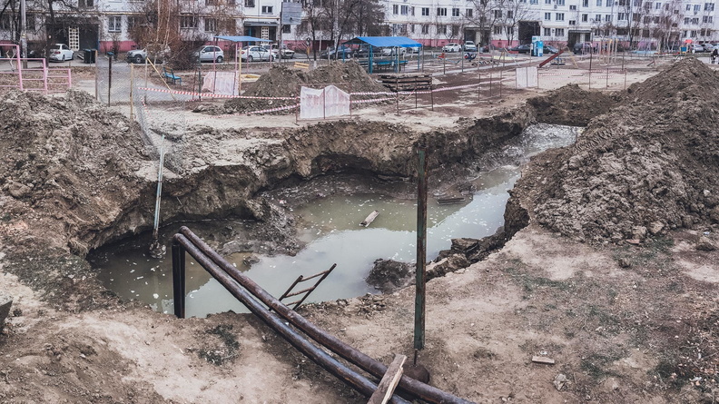 Омских коммунальщиков наказали за падение ребёнка в яму с кипятком