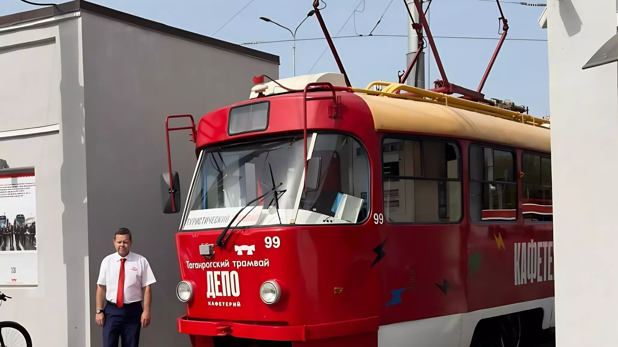 Исторические экскурсии организовали в туристическом трамвае Таганрога