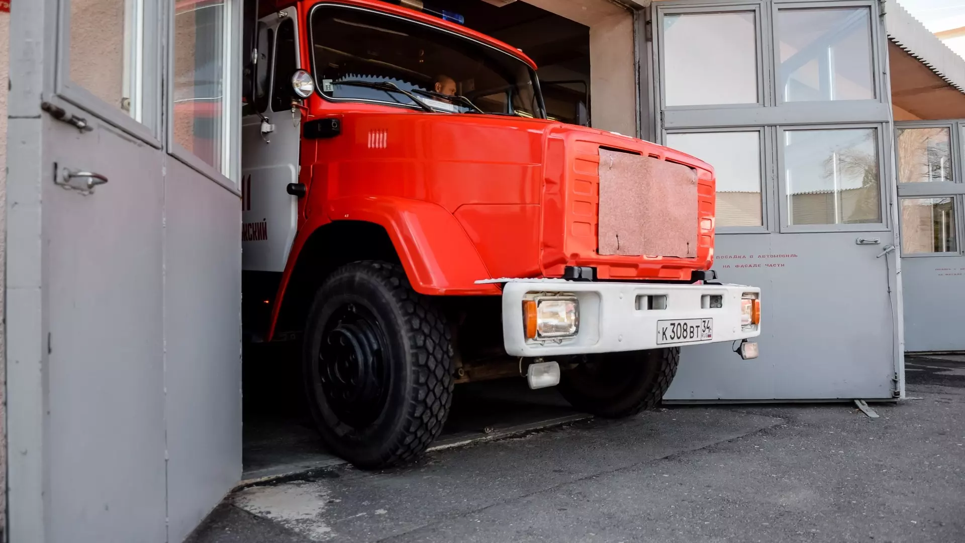Флешку с фото пожарных машин спрятали для потомков в Ростовской области